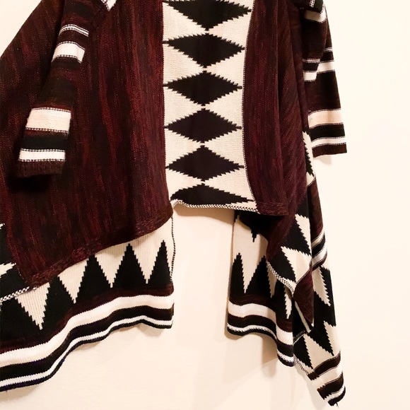 🍁Aztec Printed Sweater🍁 - Picture 3 of 6